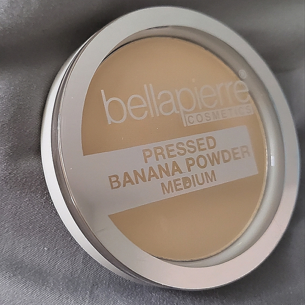 BELLA PIERRE COSMETICS BANANA PRESSED POWDER IN MEDIUM NEW NEVER USED